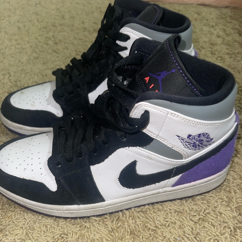 Nike Air Jordan 1 Mid. Need gone. Great condition! Just need cleaned.